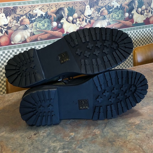 Urban Outfitters - Picture 7 of 8